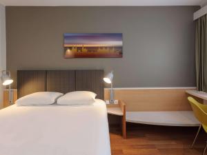 Postel nebo postele na pokoji v ubytování ibis Hotel Würzburg City