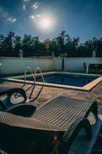 - un banc à côté d'une piscine bien exposée dans l'établissement HA-LU 1 - Holiday Relax Home, à Ružići