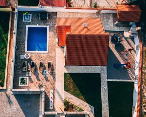 Ružići的住宿－HA-LU 1 - Holiday Relax Home，享有带游泳池的大楼的顶部景致