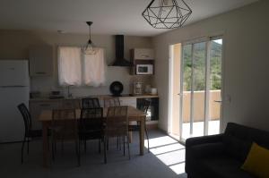 Kuchyň nebo kuchyňský kout v ubytování Les Oliviers