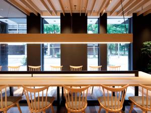- une salle à manger avec une table et des chaises dans l'établissement hotel androoms Nagoya Sakae, à Nagoya