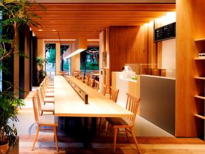 hotel androoms Nagoya Sakae في ناغويا: غرفة طعام طويلة مع طاولة وكراسي طويلة