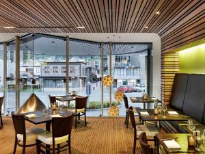 
A restaurant or other place to eat at Novotel Queenstown Lakeside
