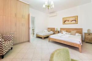 A bed or beds in a room at Panos Apartment Parikia