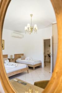 A bed or beds in a room at Panos Apartment Parikia