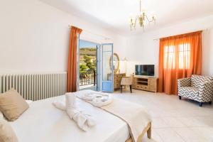 A bed or beds in a room at Panos Apartment Parikia