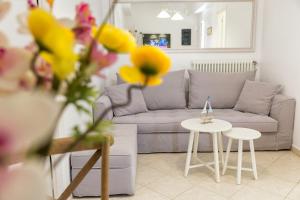 A seating area at Panos Apartment Parikia