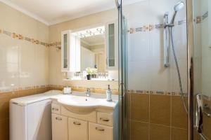 A bathroom at Panos Apartment Parikia Még 37 kép