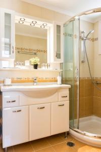 A bathroom at Panos Apartment Parikia