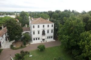 an aerial view of a white house with trees at Park Hotel Villa Giustinian in Mirano