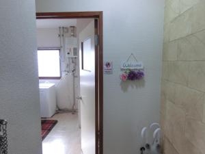 Um banheiro em Almaz Place #205