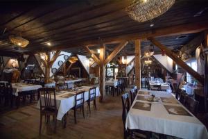 Reštaurácia alebo iné gastronomické zariadenie v ubytovaní Gospoda pod Czarnym Łabędziem