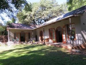 una casa con un gran patio delante de ella en Waverley Guest House en Johannesburgo