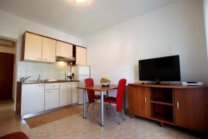Kuchyň nebo kuchyňský kout v ubytování Apartments Macolic