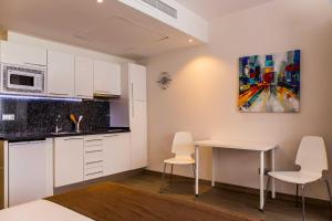 Kuchyň nebo kuchyňský kout v ubytování BLUESEA Dimona Suites