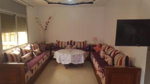 TV at/o entertainment center sa Darcom Apartments