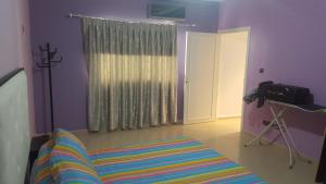 TV at/o entertainment center sa Darcom Apartments