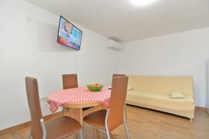 Televízia a/alebo spoločenská miestnosť v ubytovaní Apartments Josip 1713