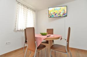 Televízia a/alebo spoločenská miestnosť v ubytovaní Apartments Josip 1713