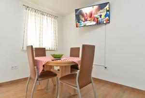 Televízia a/alebo spoločenská miestnosť v ubytovaní Apartments Josip 1713