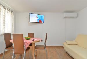 Televízia a/alebo spoločenská miestnosť v ubytovaní Apartments Josip 1713