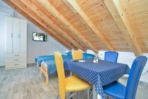 Televízia a/alebo spoločenská miestnosť v ubytovaní Apartments Josip 1713