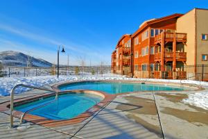 una piscina en la nieve junto a un edificio en Crestview Condominiums en Park City