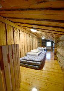 ルカにあるRantaruka 1A3の木造キャビン内のベッド2台が備わる部屋