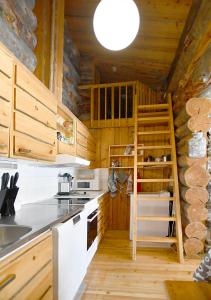 eine Küche mit Holzschränken und einer Leiter in einer Hütte in der Unterkunft Rantaruka 1A3 in Ruka