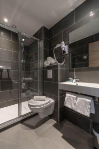 Hotel Cala di l'Oru في ليل روس: حمام مع دش ومرحاض ومغسلة