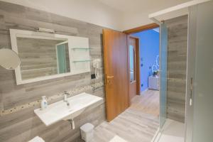 La salle de bains est pourvue d'un lavabo et d'un miroir. dans l'établissement Ristorante Buasca, à Cuorgnè