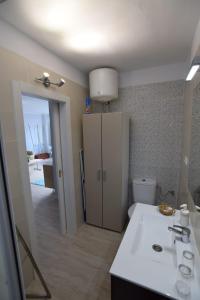 uma casa de banho com um lavatório branco e um WC. em Casa Elena em Candelaria
