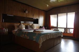 เตียงในห้องที่ Vamoose Mandarin Village Resort