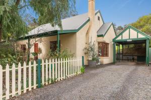 een wit huis met een hek ervoor bij Country Pleasures Bed and Breakfast in Angaston