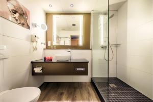 Ein Badezimmer in der Unterkunft Leonardo Hotel Mannheim City Center