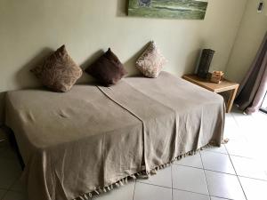 Un pat sau paturi într-o cameră la Acacia Inn GuestHouse