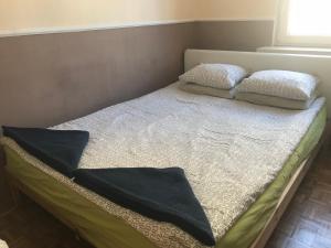 
A bed or beds in a room at Lama Rooms
