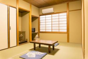 京都市にあるRyokan Hinomoto Kyoto Kawaramachiのリビングルーム(テーブル、窓付)