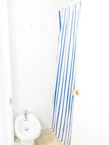 ein Badezimmer mit einer weißen Toilette und einem Waschbecken in der Unterkunft Gran Notch in Alicante + 245 Fotos