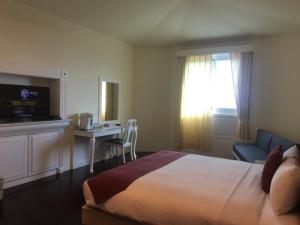 Un pat sau paturi într-o cameră la Harmony Ocean Hotel