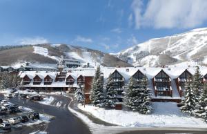 een resort in de bergen met sneeuw op de grond bij The Lodge at the Mountain Village in Park City