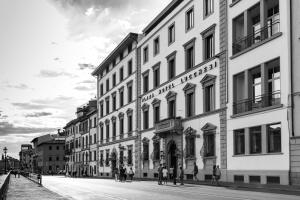 people walking down a street at Plaza Hotel Lucchesi in Florence