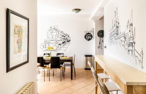 jadalnia ze stołem i krzesłami w obiekcie 4BR 3BATH BALCONY central Harry Potter penthouse w Pradze