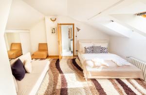 sypialnia z łóżkiem i kanapą w obiekcie 4BR 3BATH BALCONY central Harry Potter penthouse w Pradze