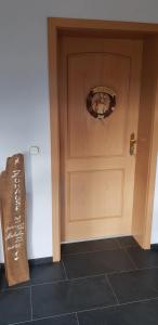 ヴィンターベルクにあるFerienwohnung Haus Kapellenblickの木製の扉