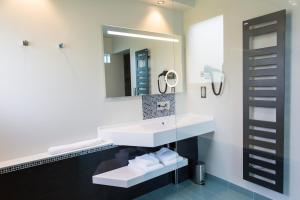 a bathroom with a sink and a mirror at Maison Indigo in Athie