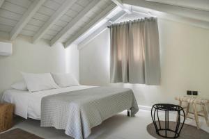 Ένα ή περισσότερα κρεβάτια σε δωμάτιο στο Kymata Bohemian Villas