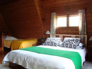 Łóżko lub łóżka w pokoju w obiekcie Drewniany Domek BB Nad Rzeką