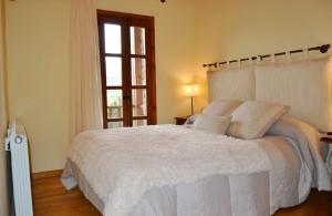 Postel nebo postele na pokoji v ubytování Casa adosada con piscina en Isòvol + 18 fotografií