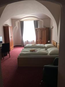 Postel nebo postele na pokoji v ubytování Hotel U Zlateho Andela